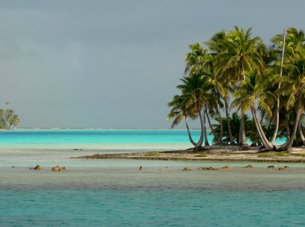 96- Le lagon bleu sous un ciel d'orage 